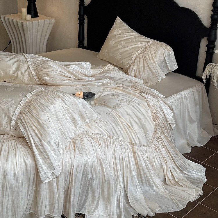 Elegantes Volant-Negligé aus Satin mit gestuften Lagen