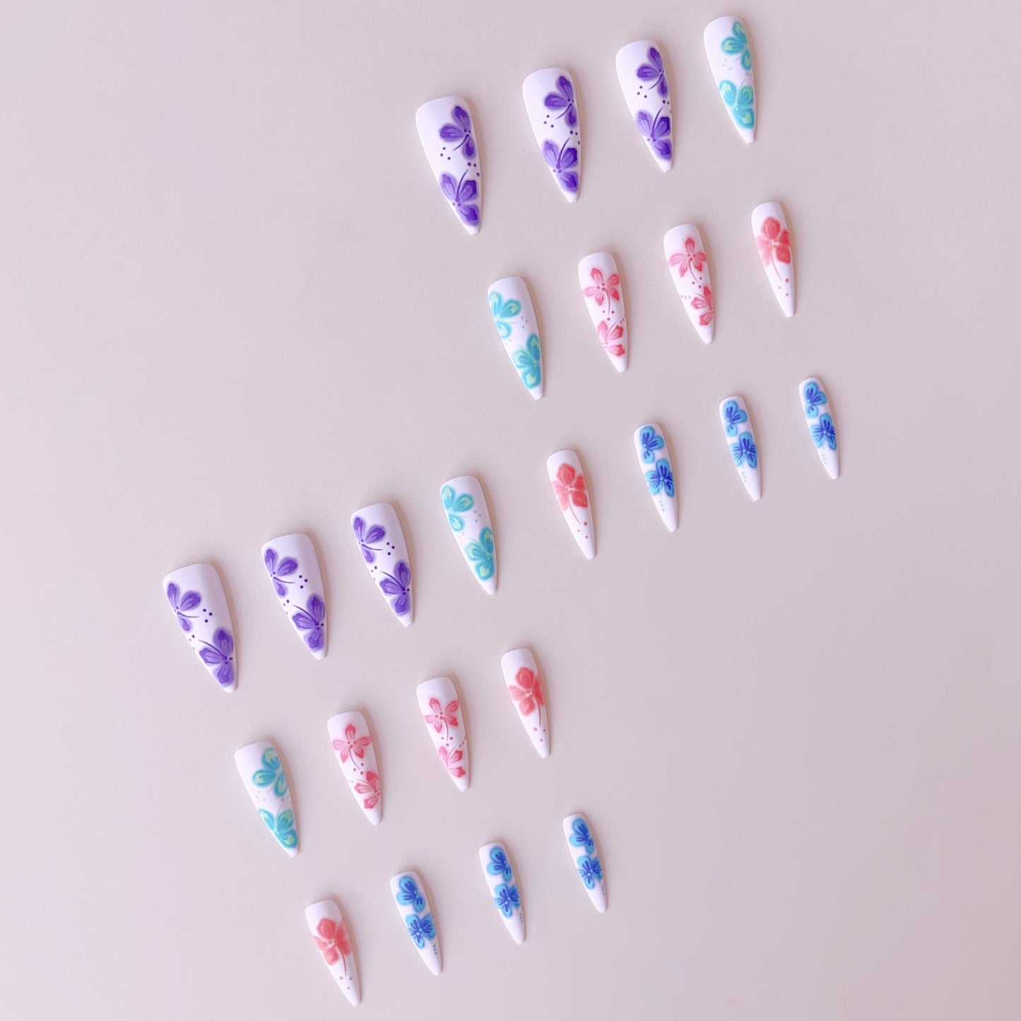 Kunstnagelset mit lebhaften 3D-Blütenmotiven Brehn