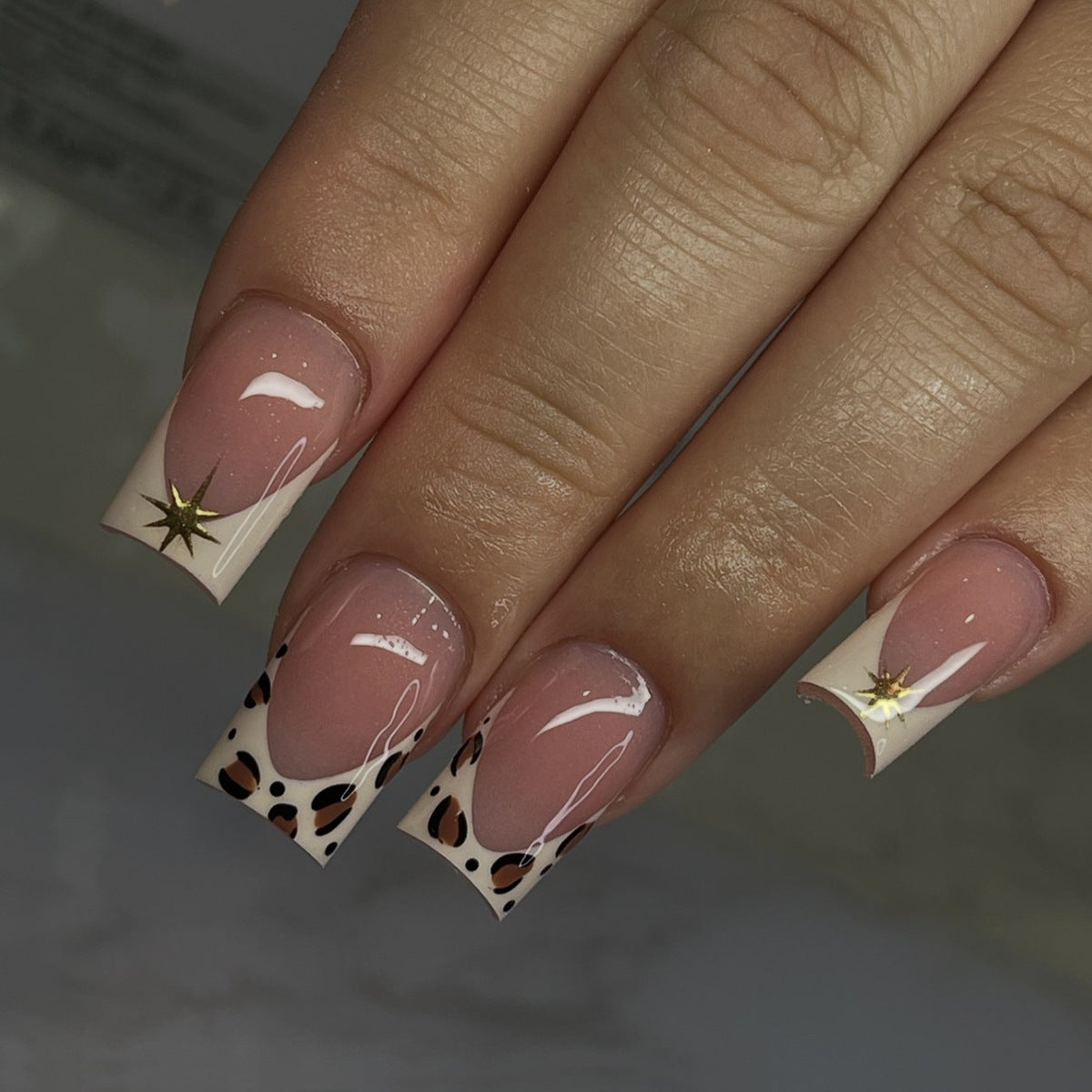 Kreatives Kunstnagelset mit eleganten Leoparden- und Glitzerakzenten Brehn