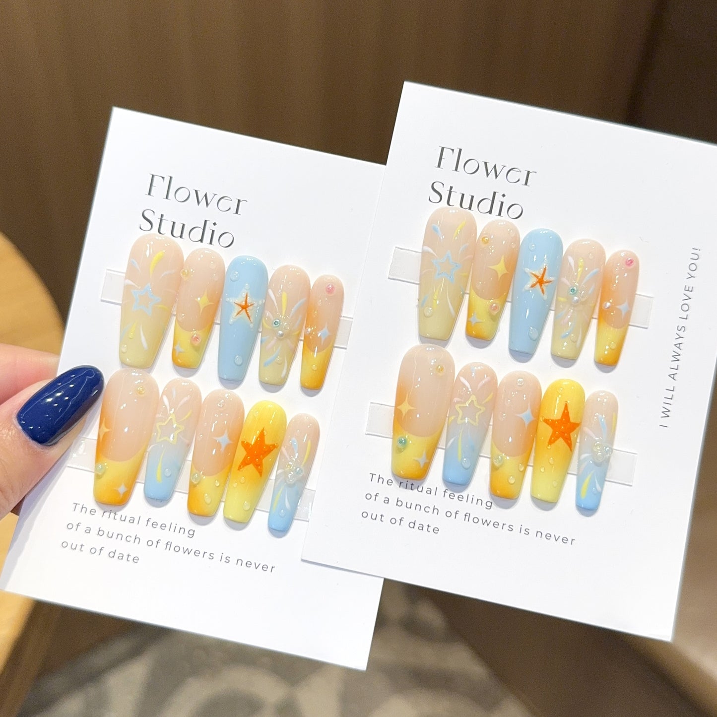 Kunstnägel Set mit Bunten Sternen und Floralem Design Brehn