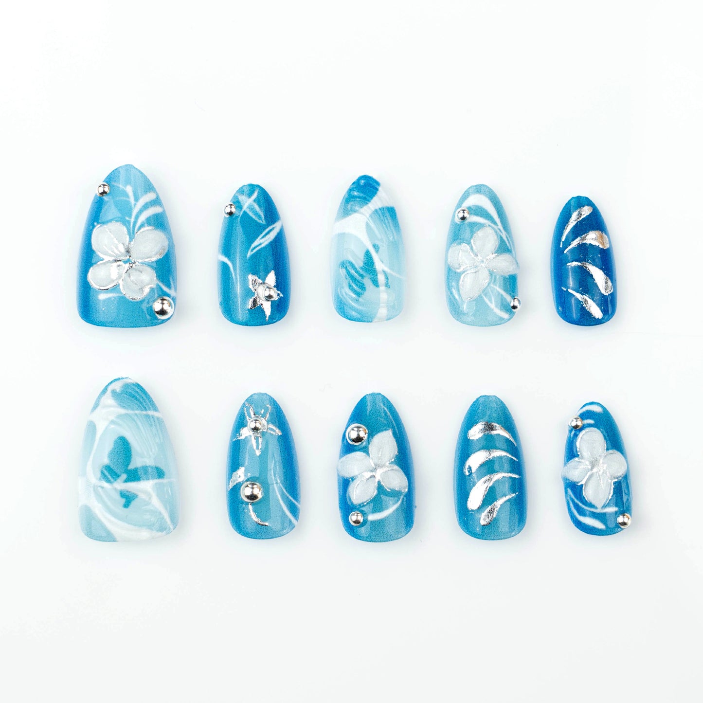 Kunstnagelset mit floralen Akzenten und eleganten Glitzerelementen Brehn