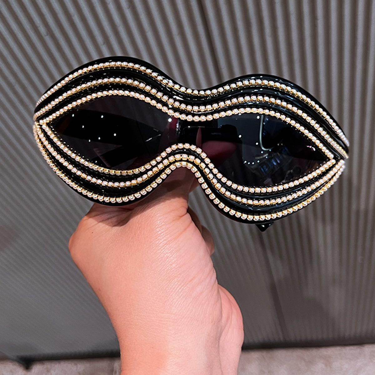 Damen Glamouröse Wellen-Sonnenbrille mit funkelnden Kristall-Applikationen Brehn