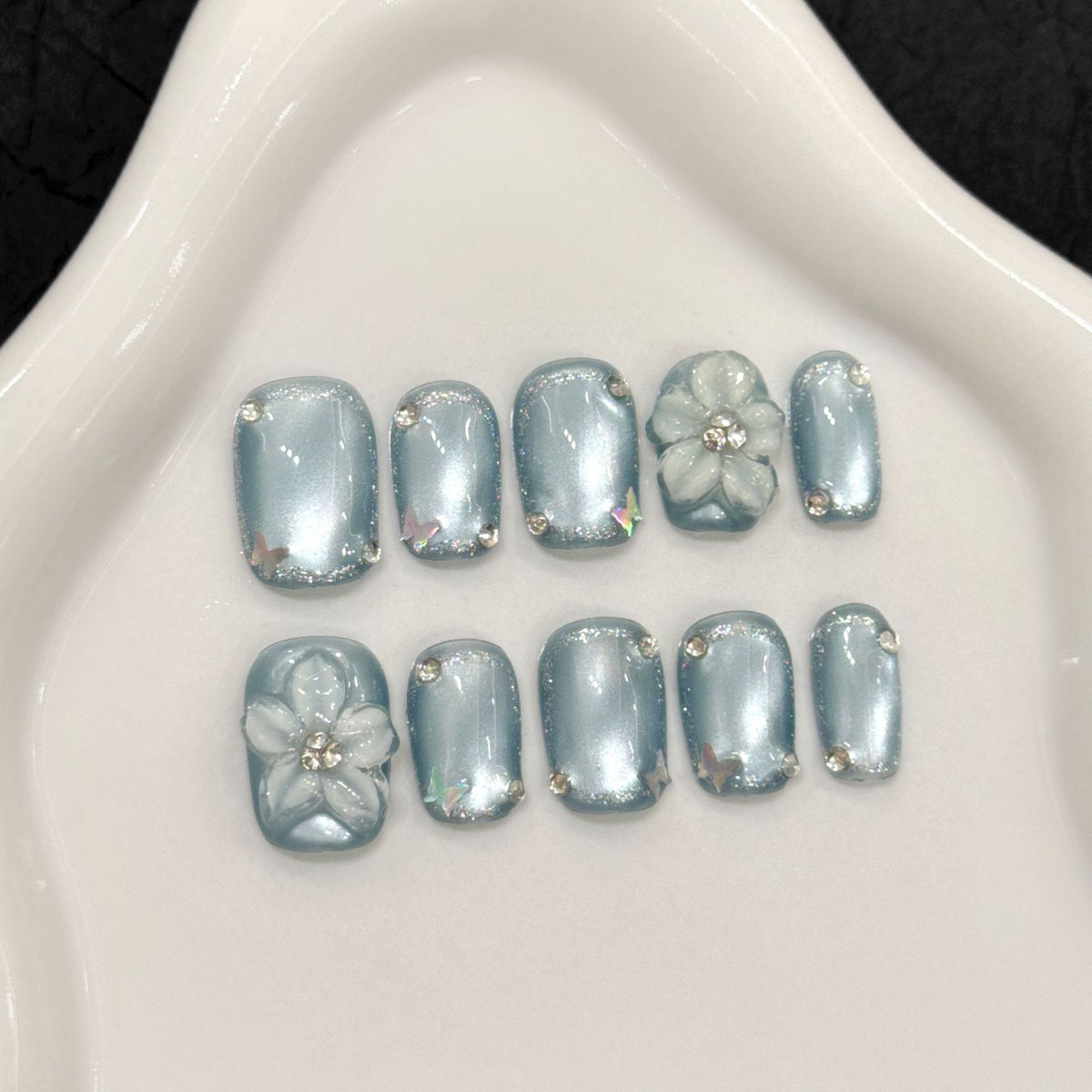 Künstlerische Druck-Nagelset mit floralen und Strass-Akzenten
