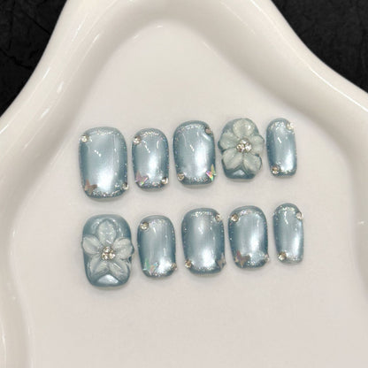 Künstlerische Druck-Nagelset mit floralen und Strass-Akzenten