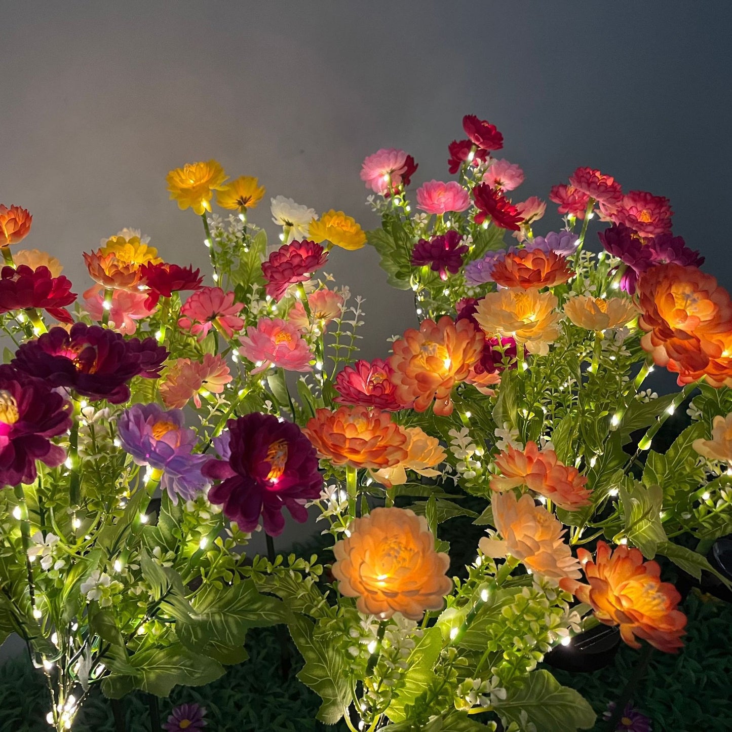 Solarbetriebene lebensnahe Blüte Gartenstecker mit Mehrkopf-LED-Cluster und wasserdichtem Dämmerungs-zu-Dämmerung-Sensor Brehn