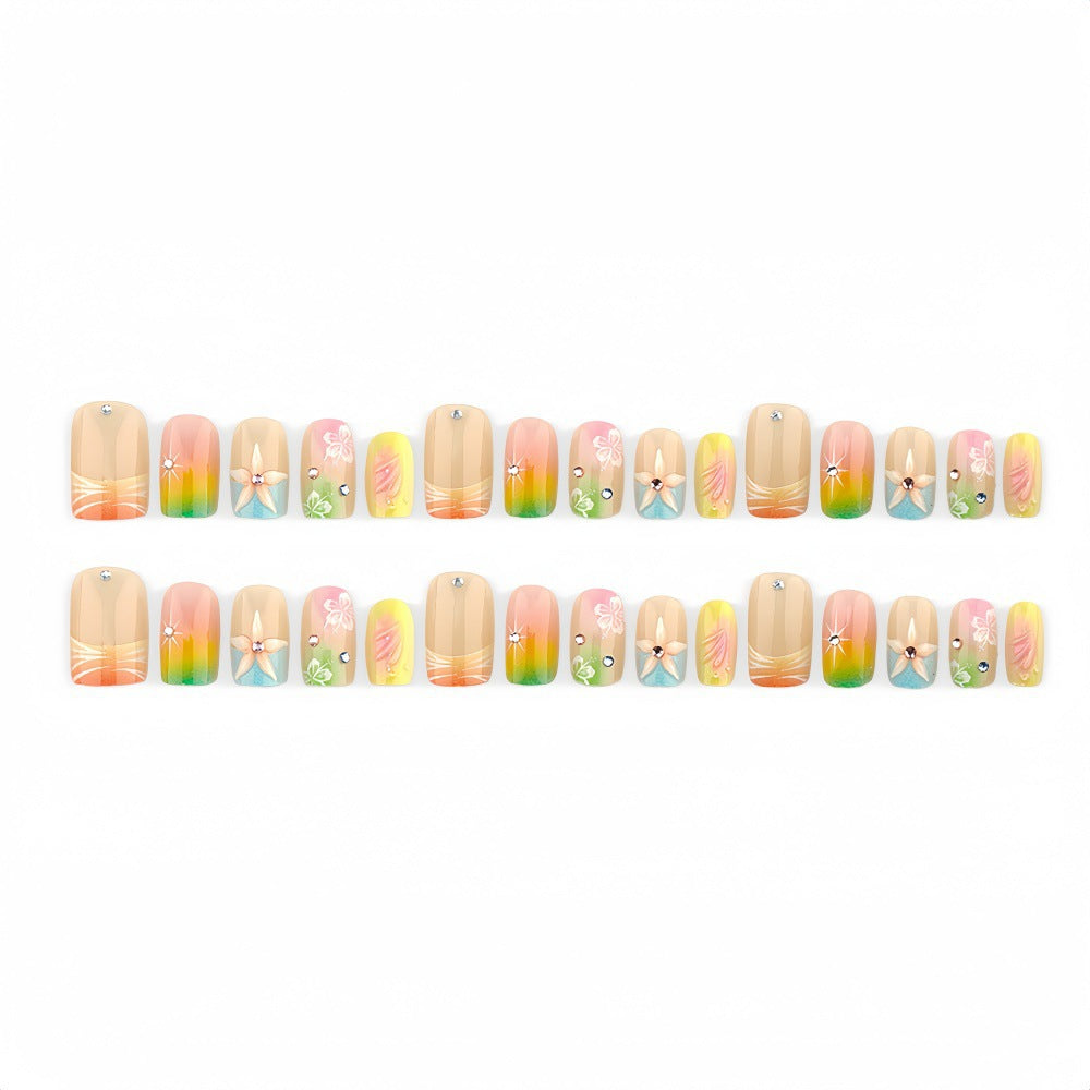 Kunstvolle Nagelspitzen mit Floralen Akzenten Brehn