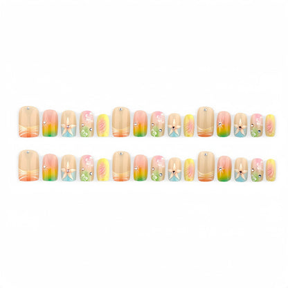 Kunstvolle Nagelspitzen mit Floralen Akzenten Brehn