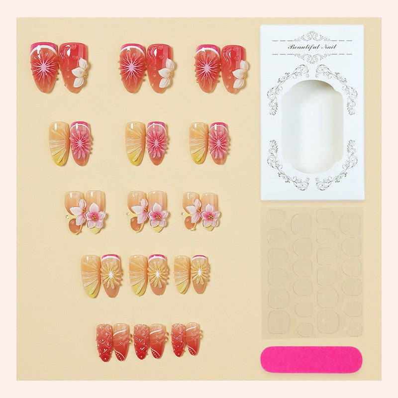 Kunstnagelset mit eleganten floralen Details und Glitzereffekten Brehn