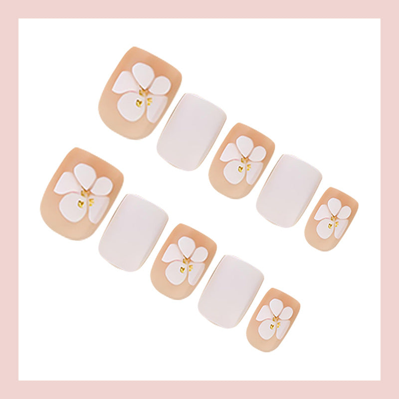 Kunstnagelset mit luxuriösem Blumendesign und dezenten Goldakzenten Brehn