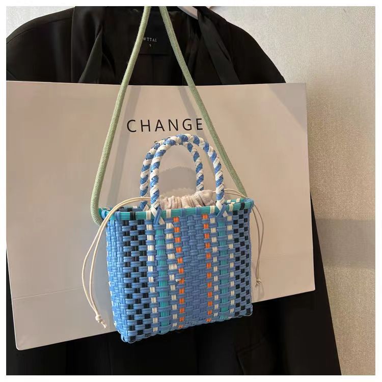 Verspielte Handtasche Aus Geflochtenen Materialien Brehn