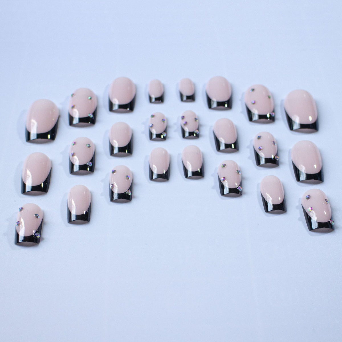 Elegantes Nagelkunst-Design-Set mit Strass-Akzenten