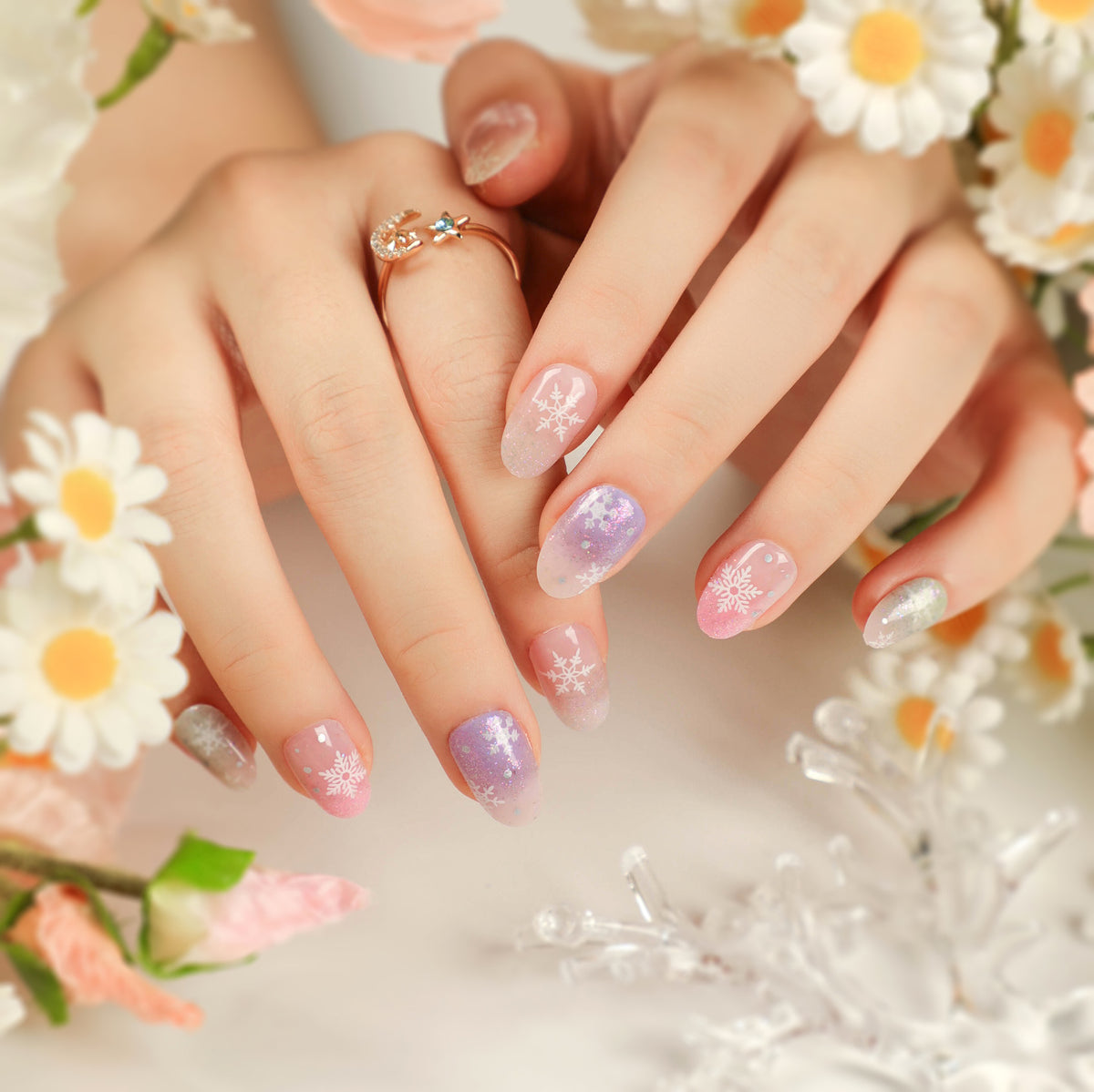 Kunstvolle Nagelverlängerungen mit Glitzer und Strassverzierungen Brehn