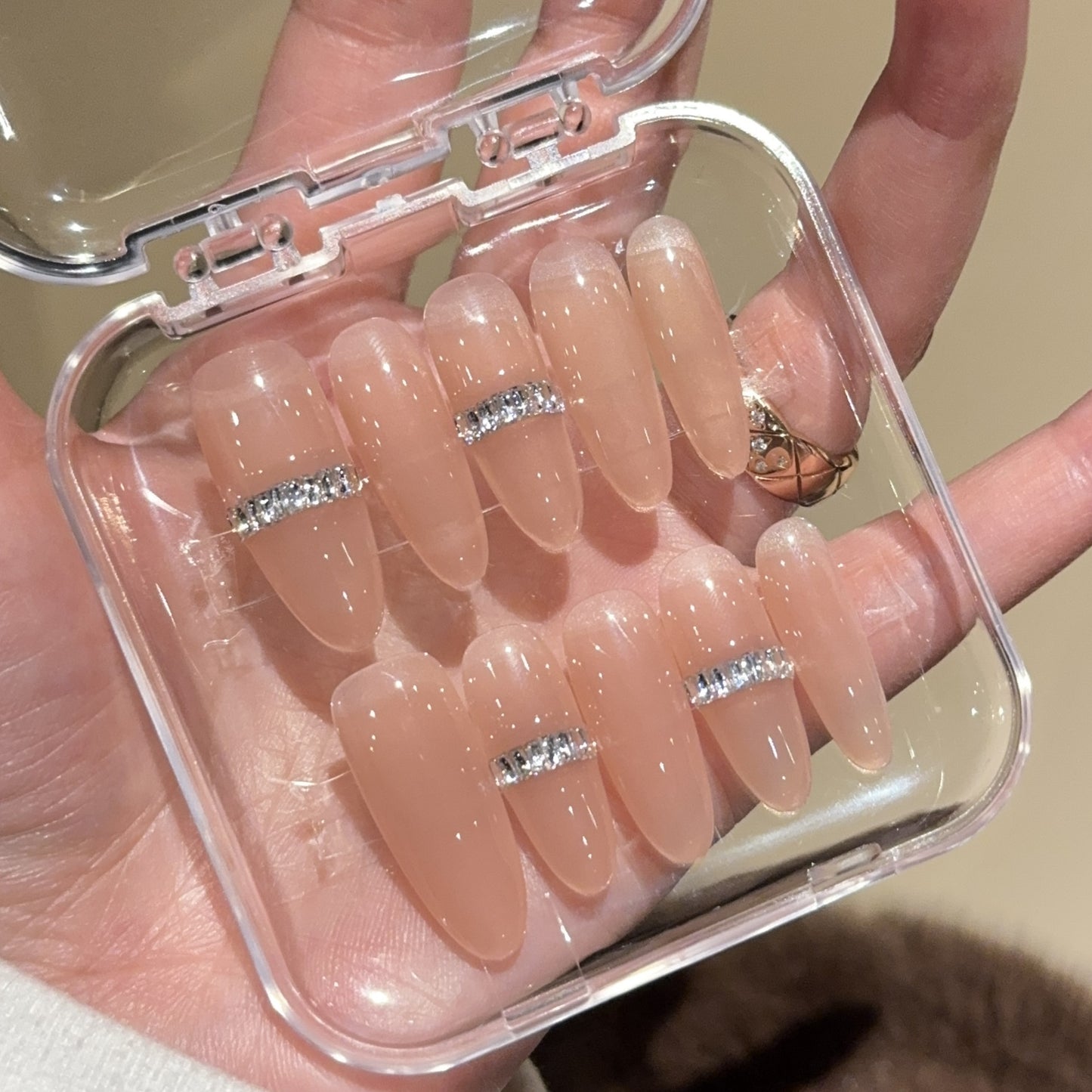 Glamouröse Kunstnägel mit Strass Brehn