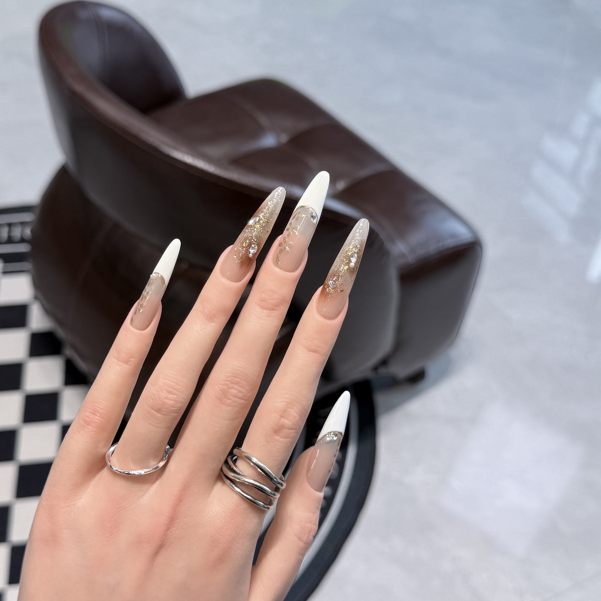 Elegantes Stiletto Press-On Nagelset mit floralem und glitzerndem Design Brehn
