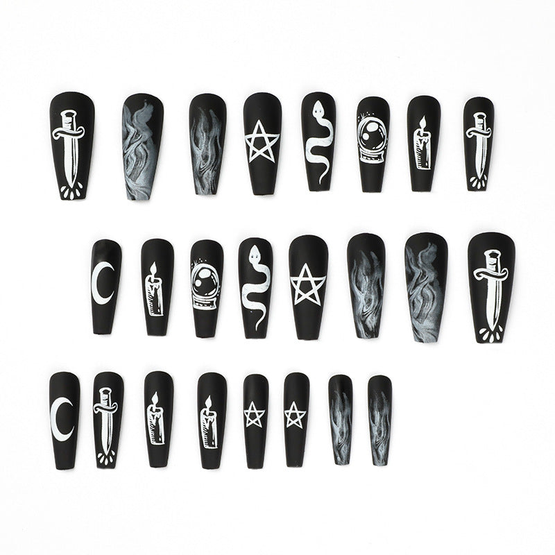 Kunstvolle Nagelkunst mit mystischen Motiven Brehn