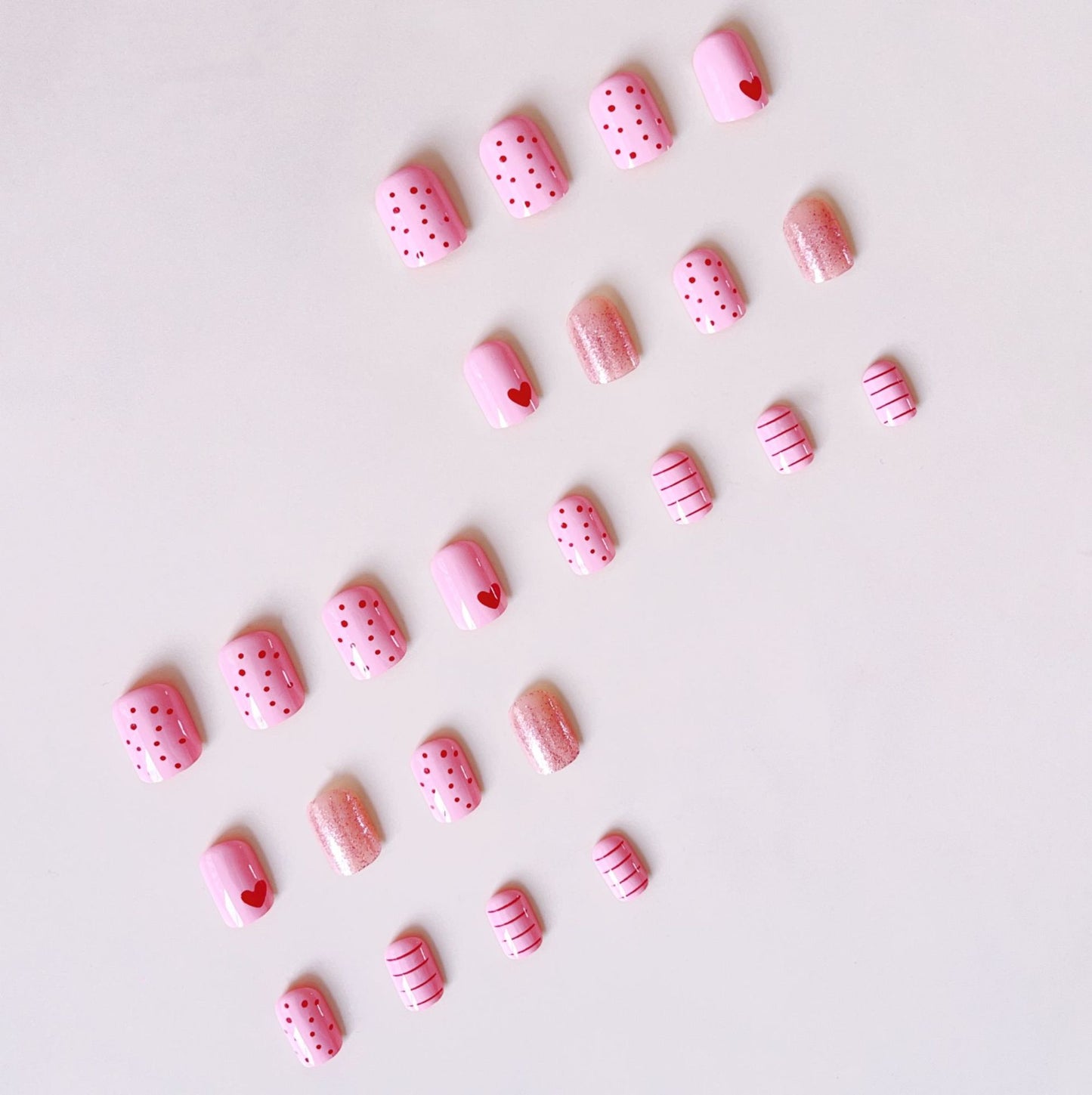 Kunstnagelset mit romantischen Herzmotiven und glitzernden Akzenten Brehn