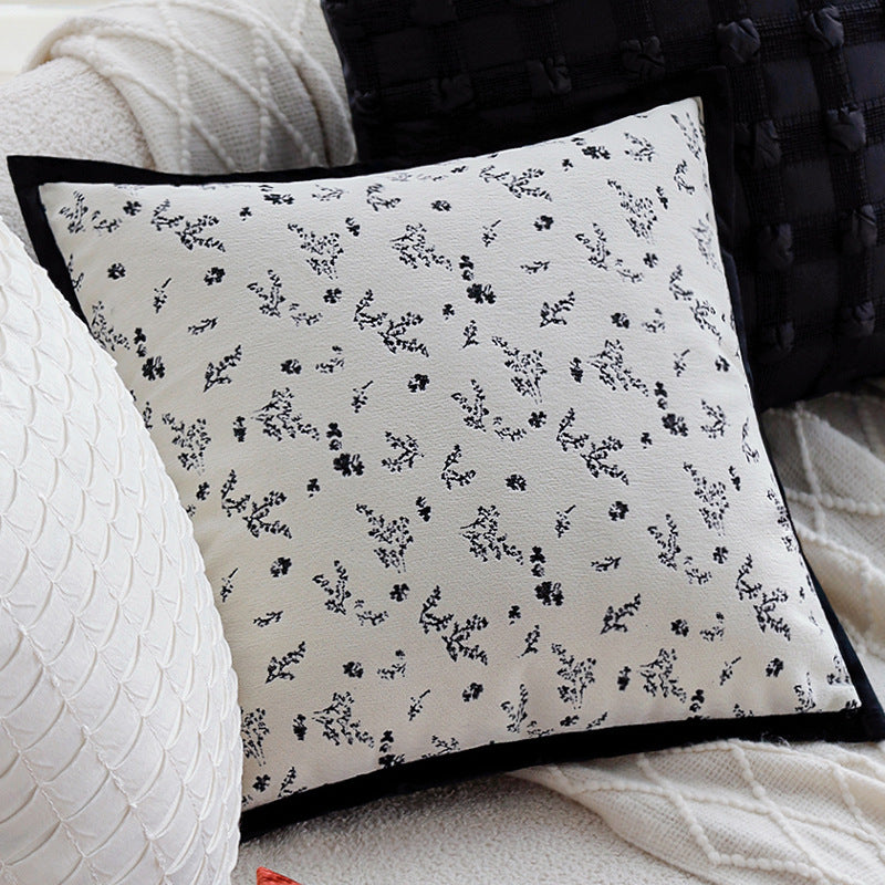Quadratischer Zierkissenbezug mit dezenter Blumen‑Jacquardstruktur und eleganter Kederumrandung Brehn