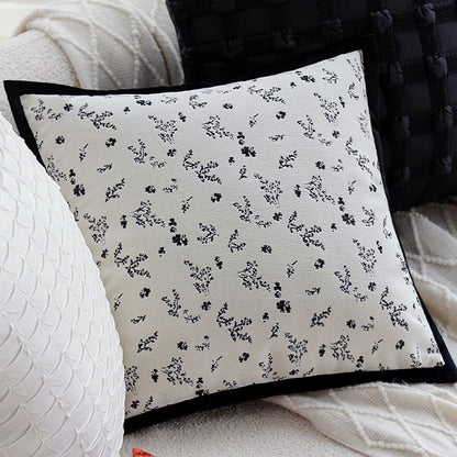 Quadratischer Zierkissenbezug mit dezenter Blumen‑Jacquardstruktur und eleganter Kederumrandung Brehn