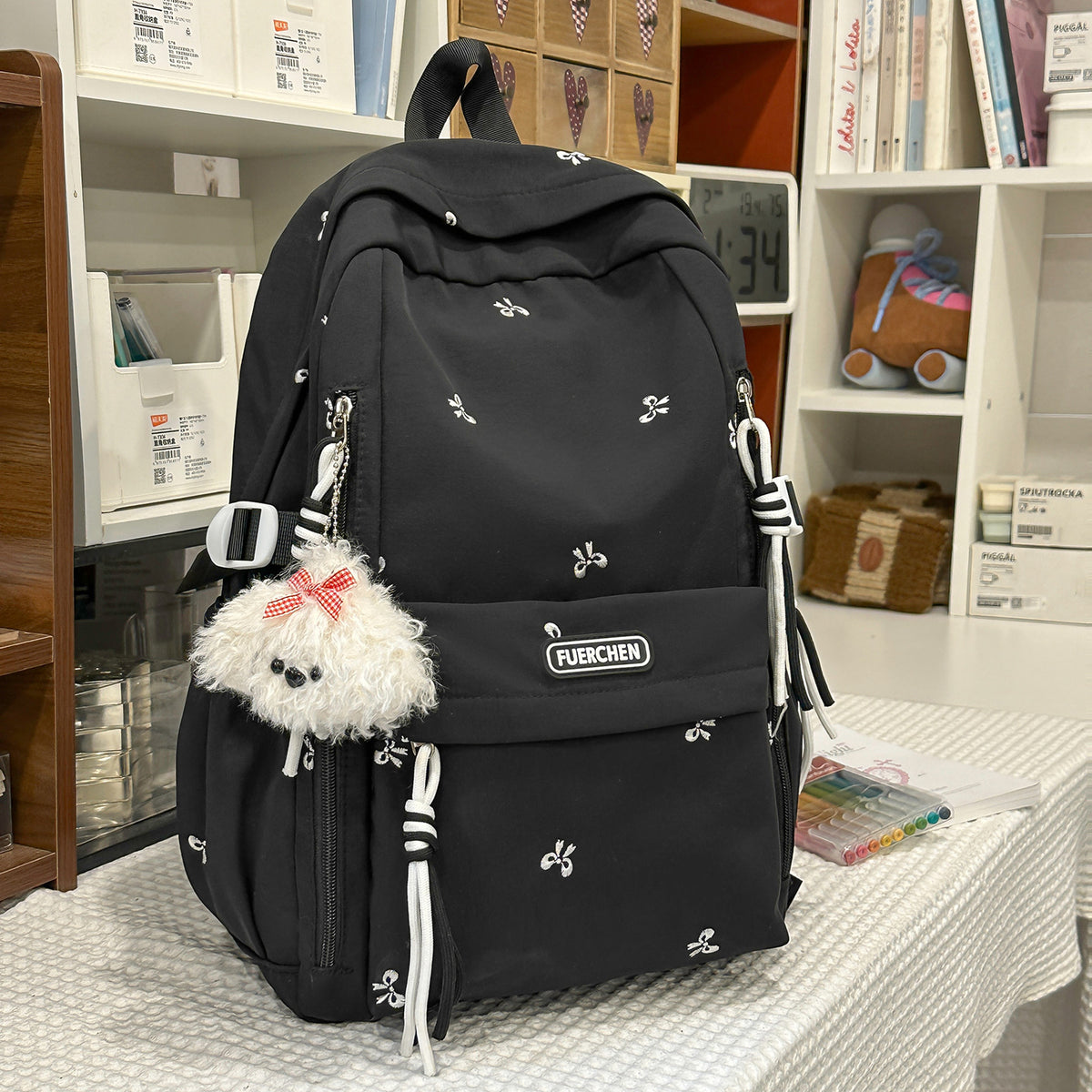 Stylischer Multi-Taschen Rucksack mit pelzigem Schlüsselanhänger Brehn