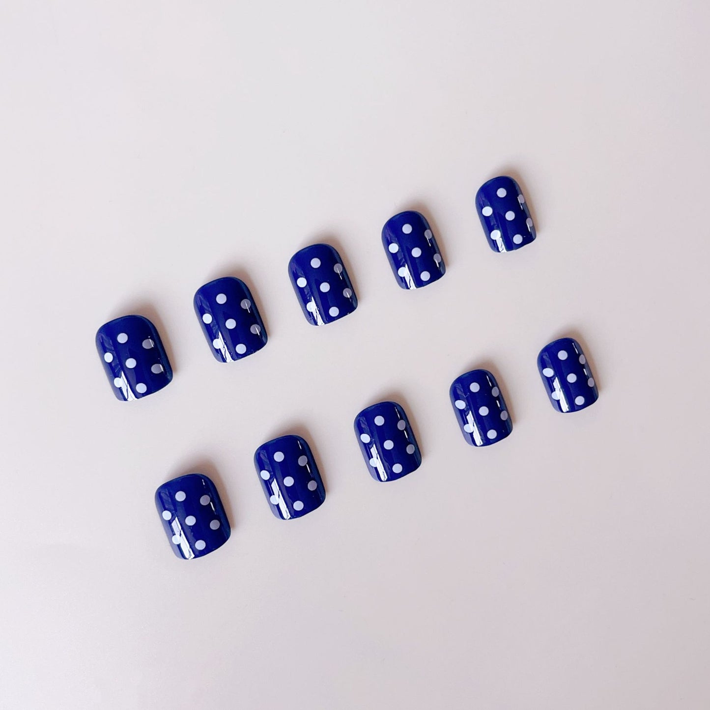 Kunstnagelset mit stilvollen Punkten Brehn