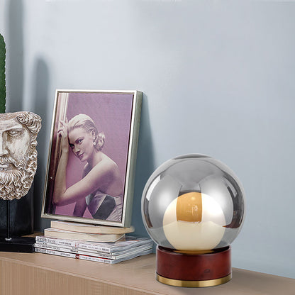 Moderne Glas Tischlampe mit Holzfuß und goldenen Akzenten