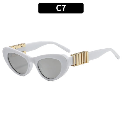 Kühne Cat-Eye Sonnenbrille mit dekorativen Bügelakzenten