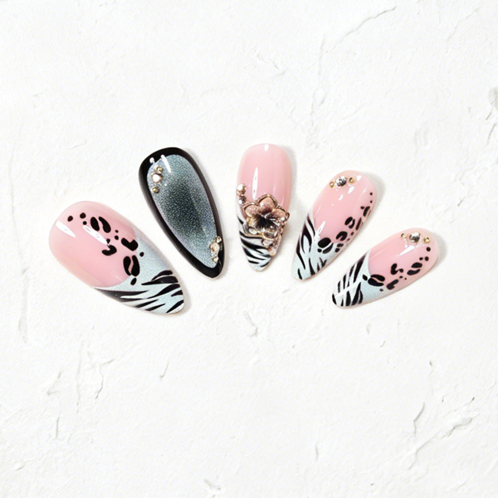 Dekorative Stiletto Nagelkunst Tipps mit floralen Akzenten Brehn