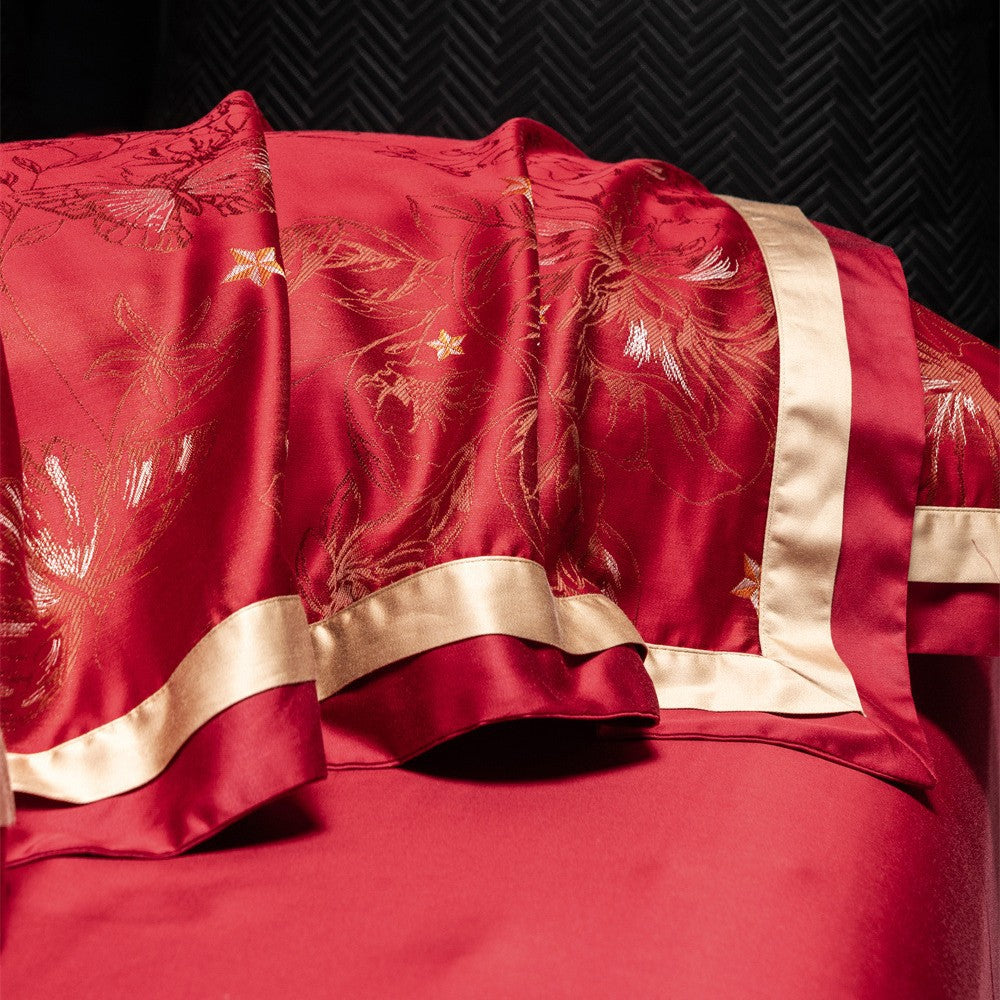 Opulente Satin-Bettwäschegarnitur mit Jacquard‑Blumenmotiv und goldveredelter Zierkante