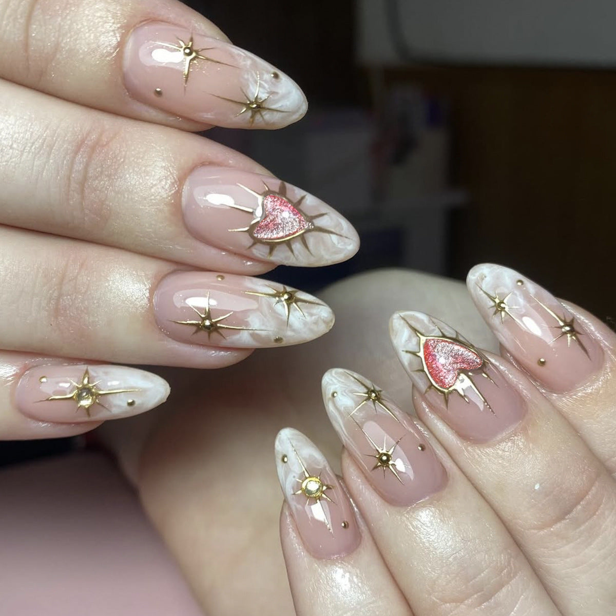 Künstlerische Stern- und Herz-Nagelkunstverlängerungen Brehn