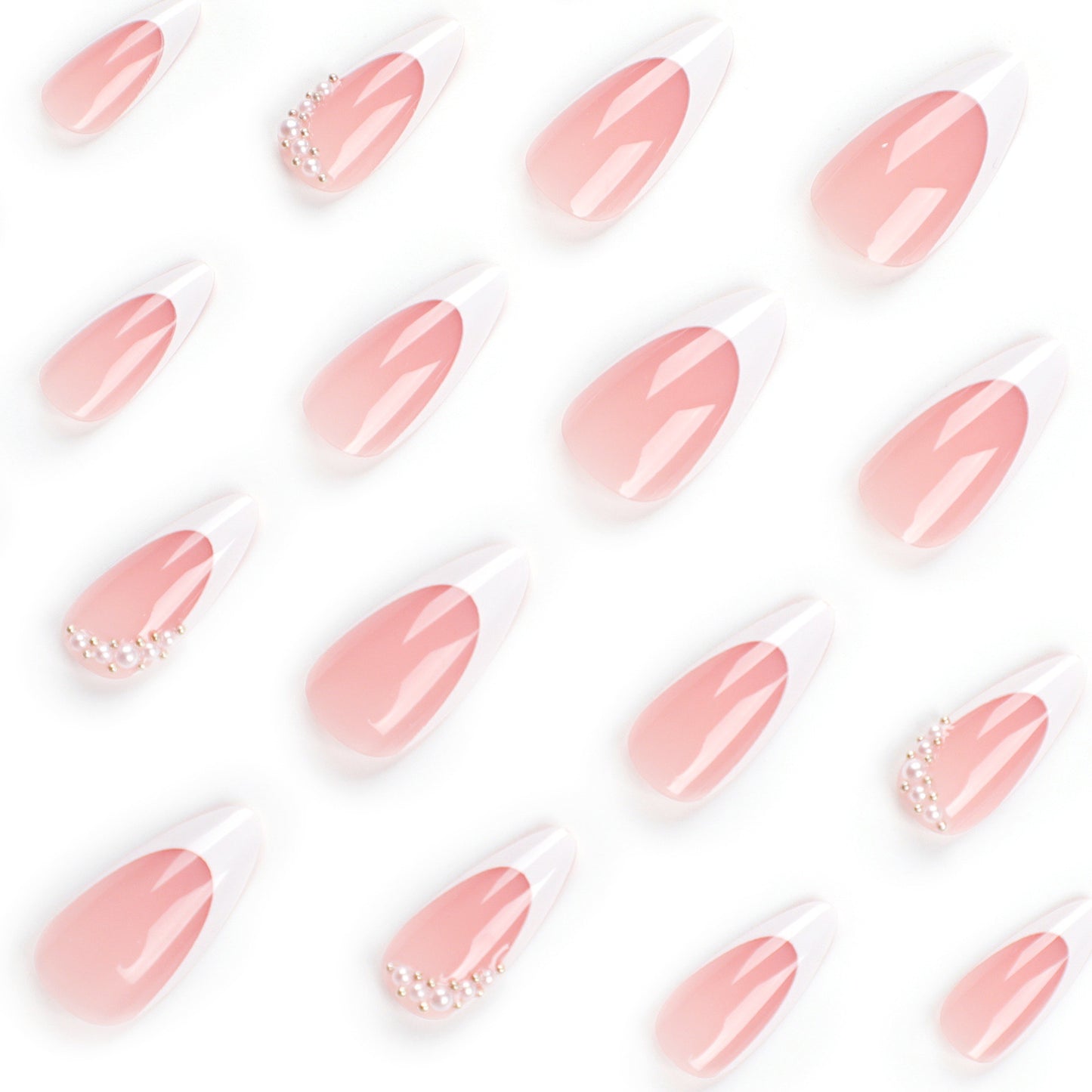 Kunstnagelset mit eleganter French Spitze und perlenverzierten Akzenten Brehn