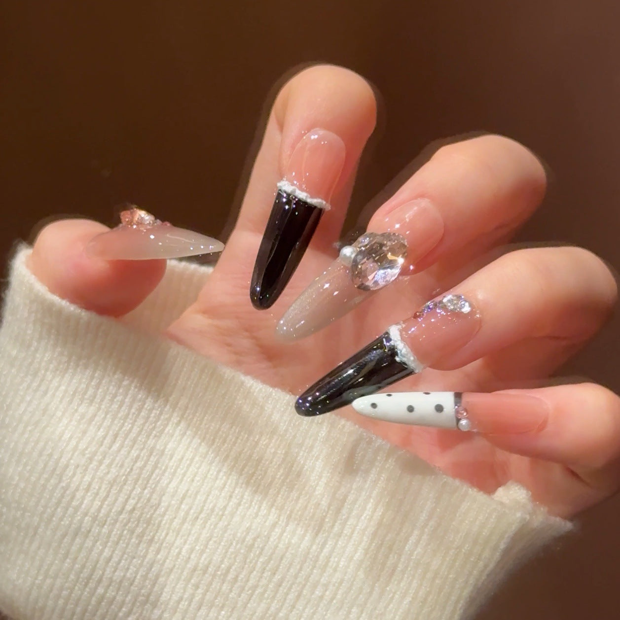 Stylische Spitze Press-On Nagelkunst Brehn