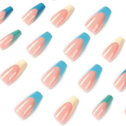 Kunstvolle Nagelverlängerungen mit präzisem Farbverlauf und eleganten Akzenten Brehn