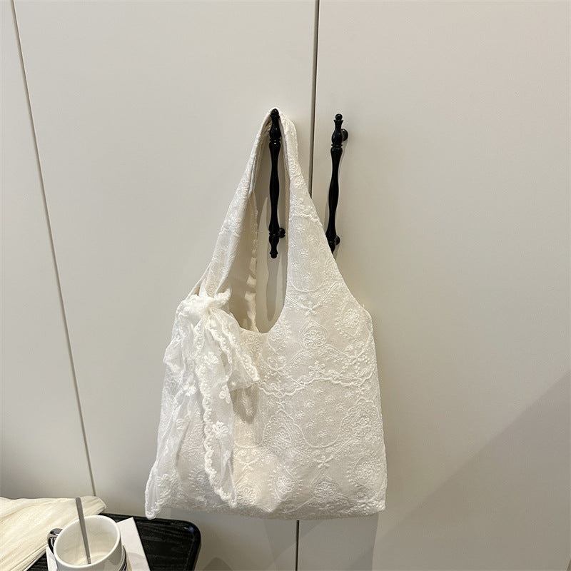 Elegante Schultertasche mit Spitzenbesatz Brehn