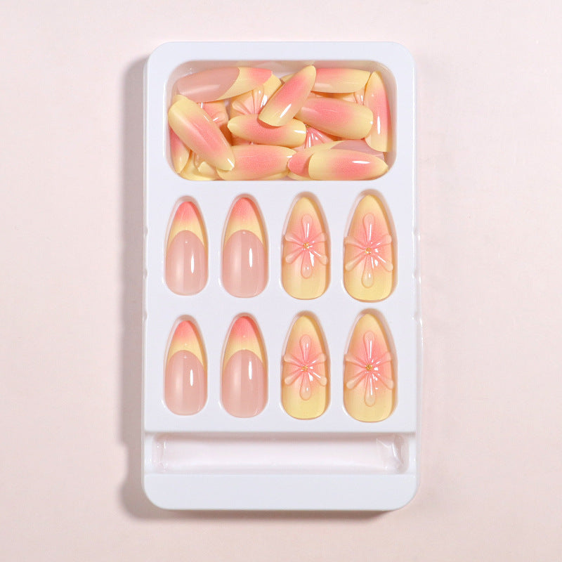 Künstlerisches Press-On Nagelset mit floralen Akzenten Brehn
