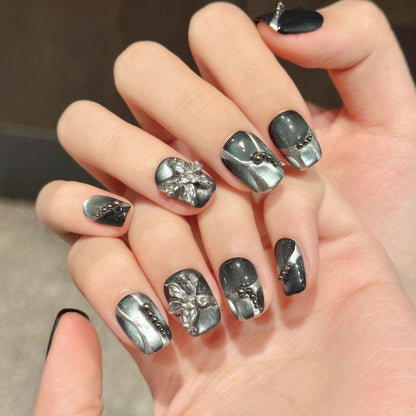 Dekoratives Press-On Nagelkunstset mit einzigartigen Blumen- und Edelsteindekoren