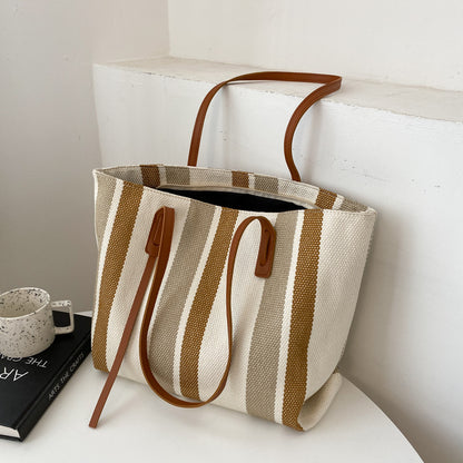 Stylische gestreifte Tragetasche