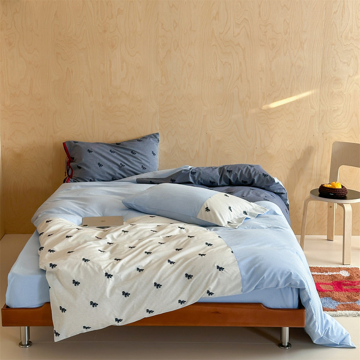 Bettwäsche-Garnitur aus Baumwollsatin mit gestickten Pferde-Applikationen und Patchwork-Streifen