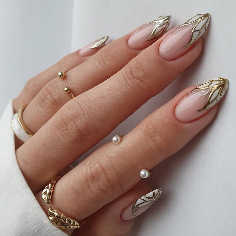Exquisite Nagelkunst mit Blattverzierungen Brehn