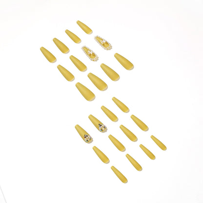 Kunstvolle Stiletto-Nägel mit luxuriösen Glitzerakzenten Brehn
