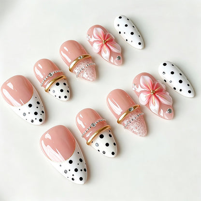 Kunstnagelset mit glamourösen Metallic-Akzenten und kreativen Designs Brehn