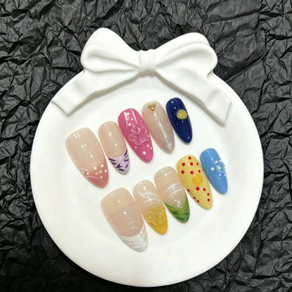 Künstlerisches Press-On Nagelkunst Set mit floralen und bunten Designs