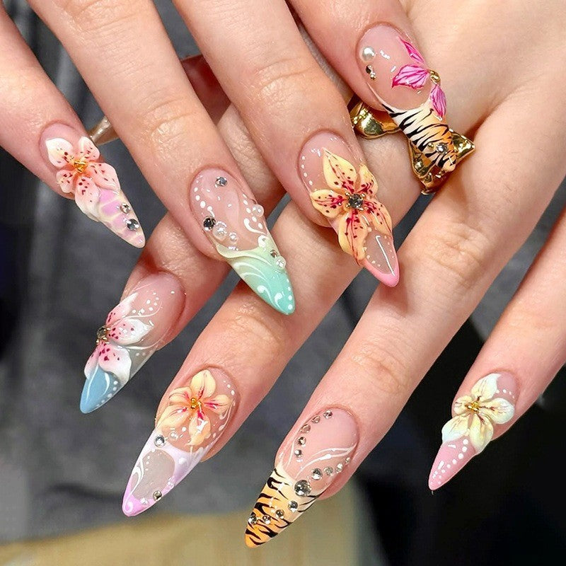 Elegante Kunstnagelspitzen mit Goldakzenten Brehn