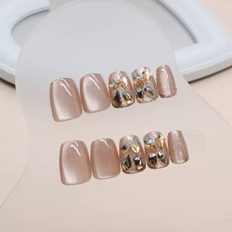 Glitter Nagelset mit luxuriösen Steinverzierungen Brehn