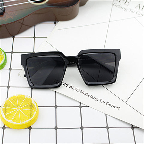 Damen Oversized-Sonnenbrille im modischen Eckdesign Brehn
