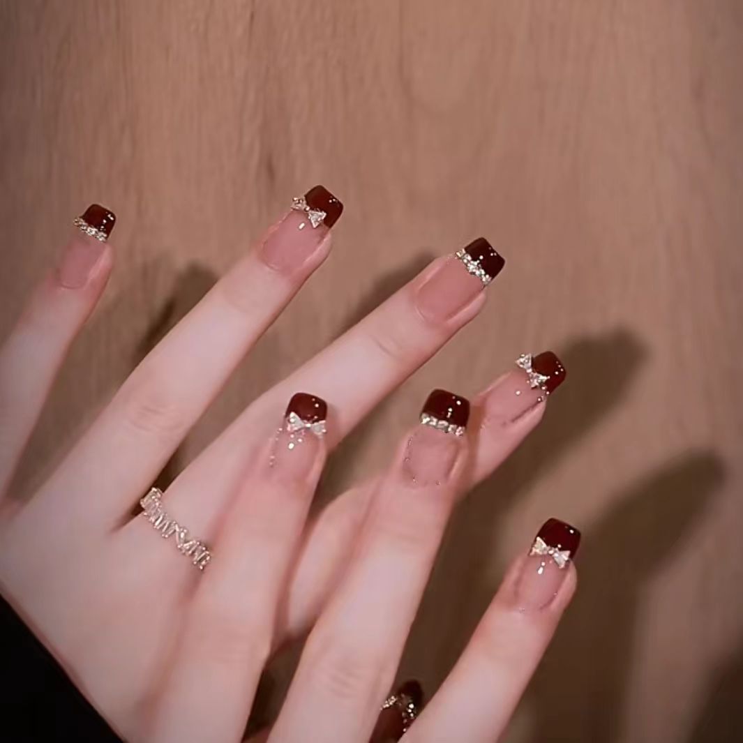 Elegantes mit Schleife verziertes Press-On Nagelset Brehn