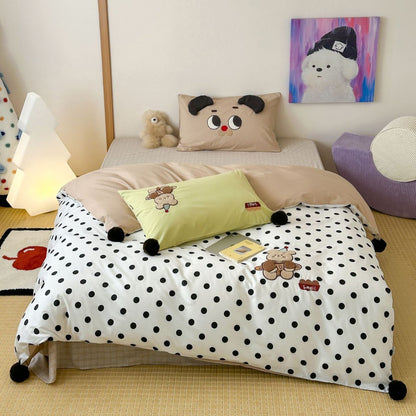Süßes Polka-Dot-Baumwoll-Bettbezug-Set mit Cartoon-Hasen-Stickerei und roten Pompon-Tasseln