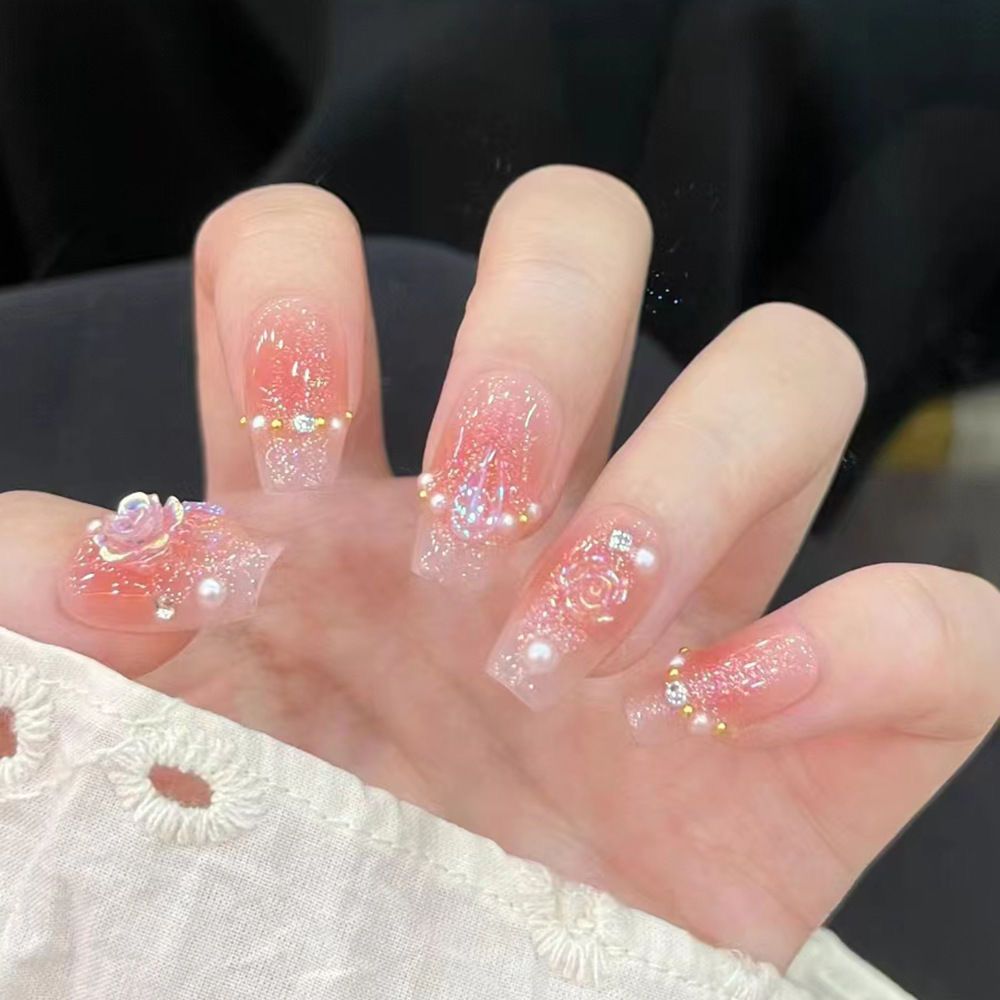 Glamouröse Nagelkunst mit Perlen und Glitzer Brehn