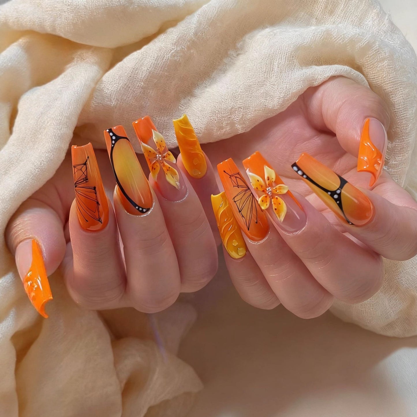 Kunstnägel mit Floralem Motiv und Kreativem Design Brehn