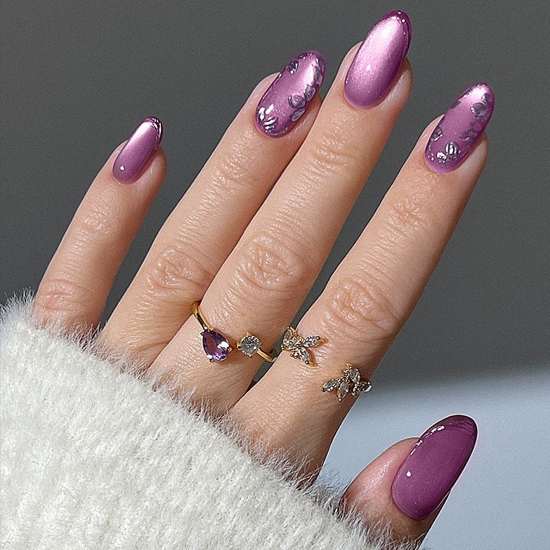 Elegantes Kunstnagelset mit schimmernden Akzenten und dekorativen Designs Brehn