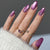Elegantes Kunstnagelset mit schimmernden Akzenten und dekorativen Designs Brehn